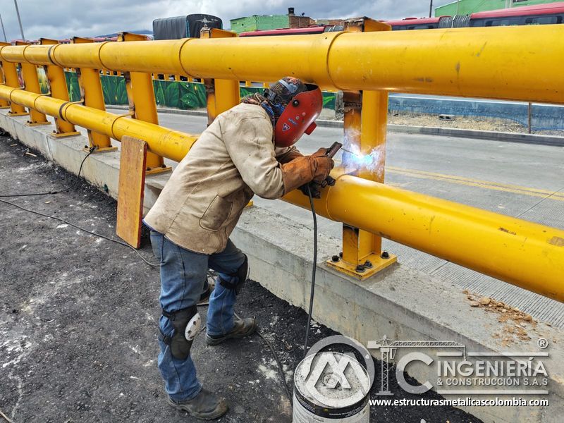 Aprecie la soldadura que integra montantes y tubos en la defensa del puente mediante control de calidad en Bogotá, Colombia. Montajes, Ingeniería y Construcción. MIC SAS.