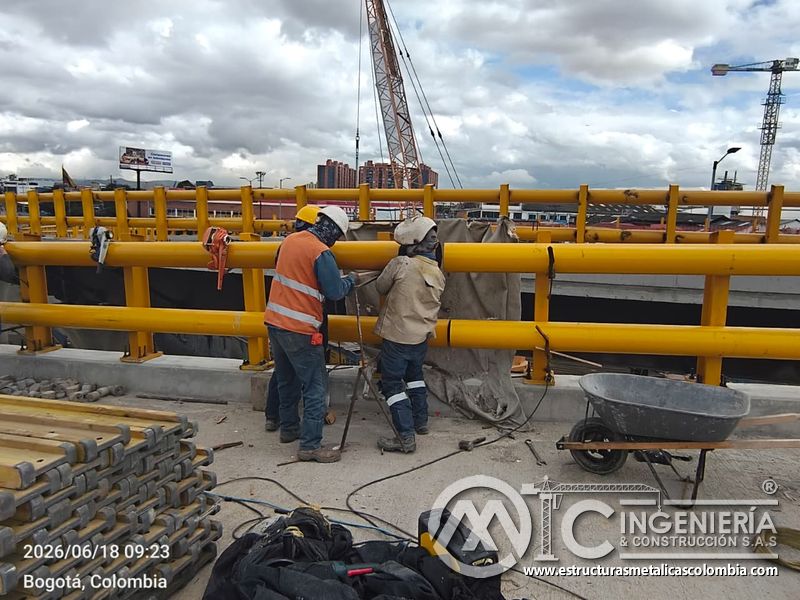 Valore la asistencia técnica durante el cierre de un empalme tubular protegido bajo control profesional en Bogotá, Colombia. Montajes, Ingeniería y Construcción. MIC SAS.