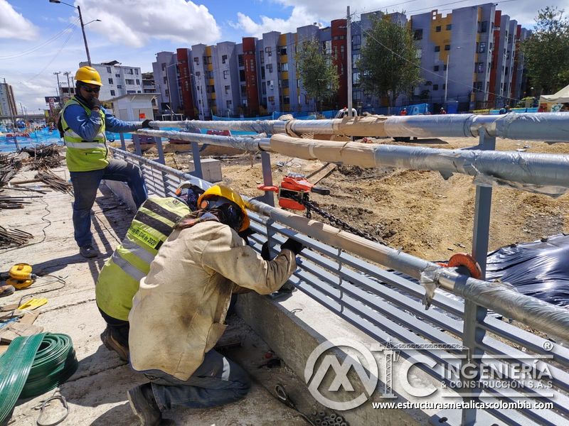 Observe la calibración de largueros y empalmes en el borde peatonal con control técnico durante la obra en Bogotá, Colombia. Montajes, Ingeniería y Construcción. MIC SAS.