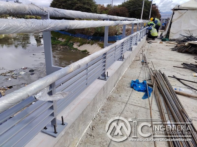 Aprecie la cuadrilla que completa fijaciones en la baranda protegida con respaldo técnico en el montaje en Bogotá, Colombia. Montajes, Ingeniería y Construcción. MIC SAS.