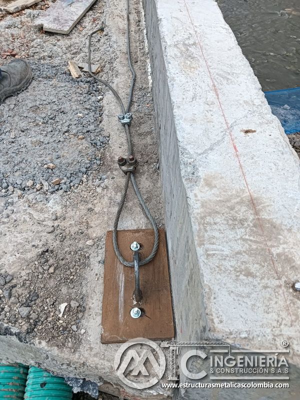 Detalle el cable de acero con grapas y placa que distribuye la carga de tensión con protección integral en Bogotá, Colombia. Montajes, Ingeniería y Construcción. MIC SAS.