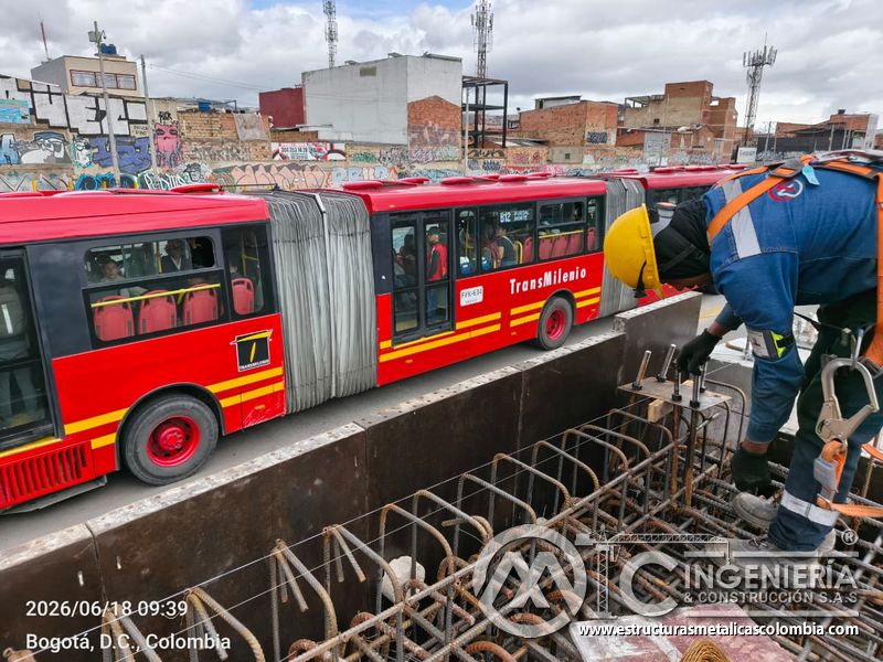 Observe la calibración de pernos embebidos junto al corredor activo de TransMilenio con control técnico en Bogotá, Colombia. Montajes, Ingeniería y Construcción. MIC SAS.