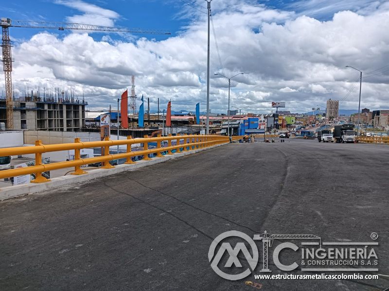 Recorra la calzada asfaltada con iluminación y defensas laterales ya instaladas con supervisión técnica en Bogotá, Colombia. Montajes, Ingeniería y Construcción. MIC SAS.