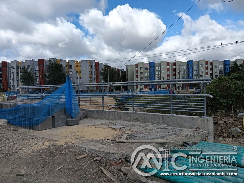 Recorra el cerramiento peatonal gris que separa la obra del entorno residencial bajo criterios técnicos en Bogotá, Colombia. Montajes, Ingeniería y Construcción. MIC SAS.