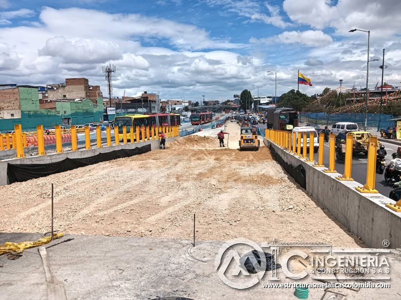 Contemple la compactación de subbase con minicargador dentro del paso vial mediante trabajo coordinado, en Bogotá, Colombia. Montajes, Ingeniería y Construcción. MIC SAS.