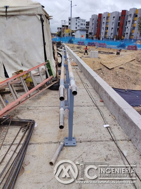 Observe los extremos tubulares abiertos que esperan las piezas de cierre con práctica técnica confiable en Bogotá, Colombia. Montajes, Ingeniería y Construcción. MIC SAS.