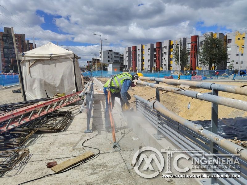 Siga el corte controlado que abre un canal de anclaje sobre el muro con control técnico durante la obra en Bogotá, Colombia. Montajes, Ingeniería y Construcción. MIC SAS.