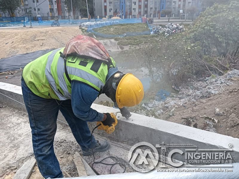 Observe el corte controlado del concreto que prepara el asiento de la estructura sin perder continuidad en Bogotá, Colombia. Montajes, Ingeniería y Construcción. MIC SAS.