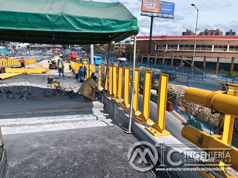 Observe la cuadrilla que ajusta montantes amarillos bajo una cubierta protectora con planeación de obra en Bogotá, Colombia. Montajes, Ingeniería y Construcción. MIC SAS.