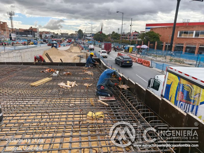 Visualice la definición del borde de losa con varillas y placas base embebidas mediante control experto en Bogotá, Colombia. Montajes, Ingeniería y Construcción. MIC SAS.