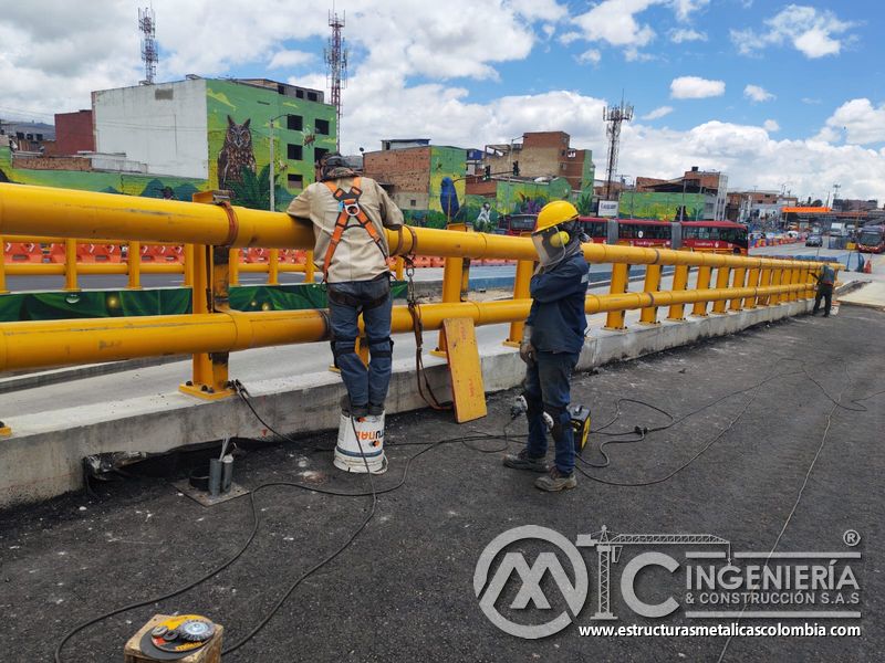 Acompañe la corrección de empalmes en el sistema perimetral del paso vial mediante práctica responsable en Bogotá, Colombia. Montajes, Ingeniería y Construcción. MIC SAS.