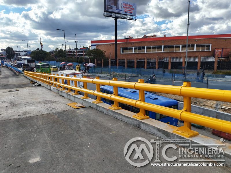 Contemple la defensa amarilla terminada junto al tránsito del corredor urbano con criterio constructivo en Bogotá, Colombia. Montajes, Ingeniería y Construcción. MIC SAS.