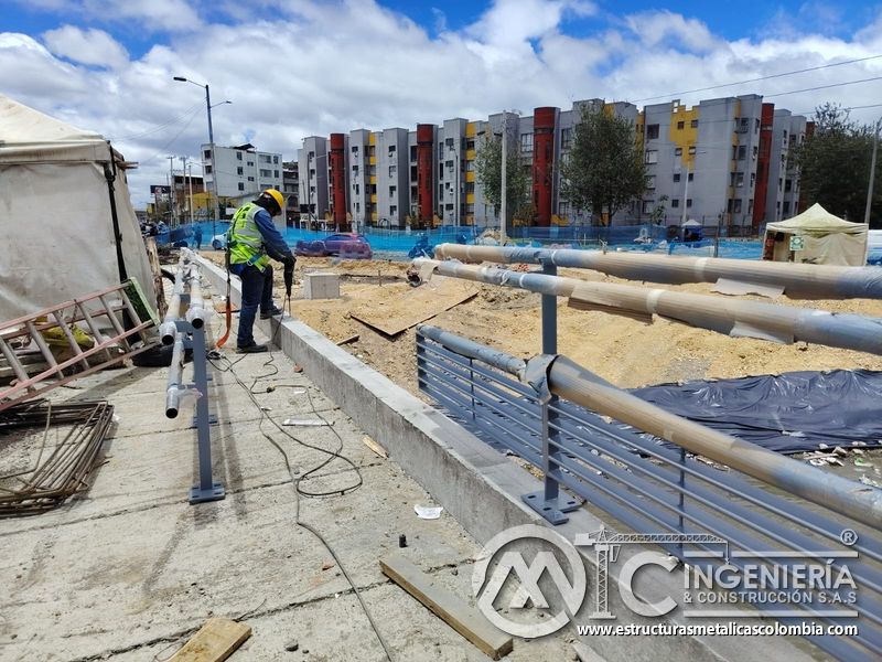 Observe la demolición localizada que prepara fijaciones en el muro de concreto con coordinación de obra en Bogotá, Colombia. Montajes, Ingeniería y Construcción. MIC SAS.