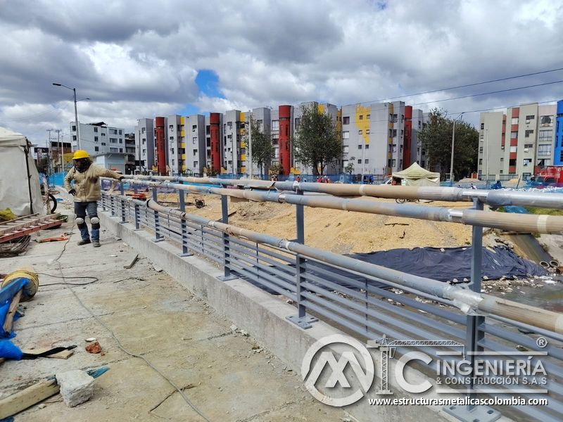 Aprecie el embalaje que resguarda pasamanos durante la instalación con respaldo técnico durante la obra en Bogotá, Colombia. Montajes, Ingeniería y Construcción. MIC SAS.