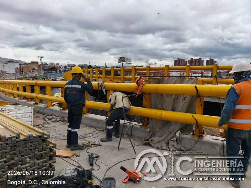 Acompañe el ajuste coordinado del tramo inferior en el sistema de contención vial sobre el tablero vial en Bogotá, Colombia. Montajes, Ingeniería y Construcción. MIC SAS.