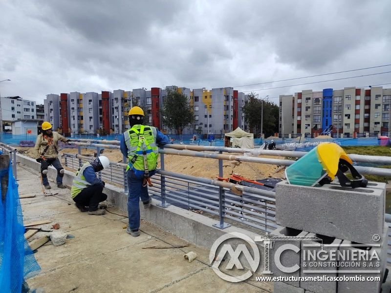 Aprecie la presentación del panel que completará la seguridad peatonal bajo supervisión técnica en obra en Bogotá, Colombia. Montajes, Ingeniería y Construcción. MIC SAS.