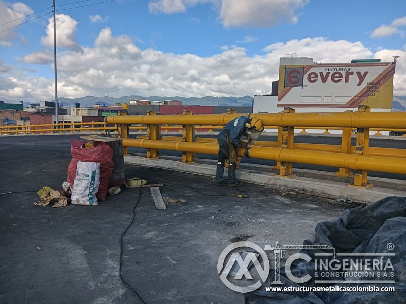 Revise el esmerilado que corrige imperfecciones en conexiones de la baranda vial sin perder continuidad en Bogotá, Colombia. Montajes, Ingeniería y Construcción. MIC SAS.