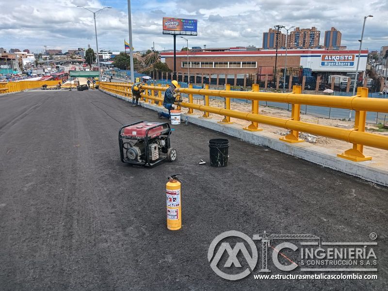 Reconozca el frente de retoques con generador y extintor sobre la calzada elevada bajo revisión experta en Bogotá, Colombia. Montajes, Ingeniería y Construcción. MIC SAS.
