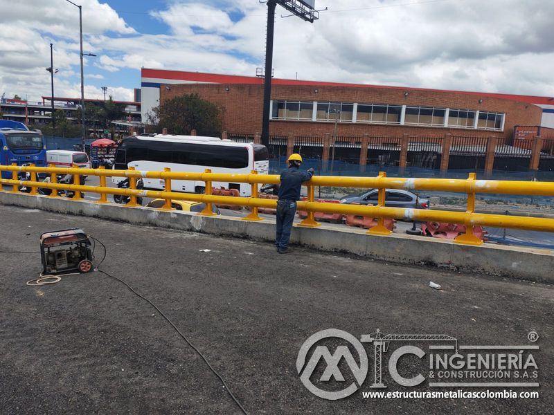 Observe la imprimación gris que cubre zonas reparadas antes del acabado amarillo con calidad verificada en Bogotá, Colombia. Montajes, Ingeniería y Construcción. MIC SAS.