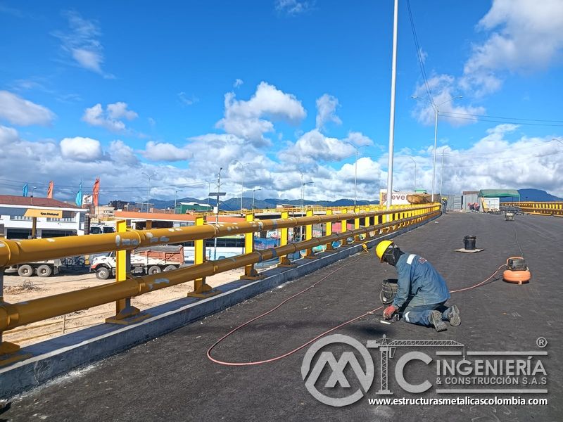 Observe la intervención puntual del pavimento con herramienta eléctrica y aspiración durante el montaje en Bogotá, Colombia. Montajes, Ingeniería y Construcción. MIC SAS.