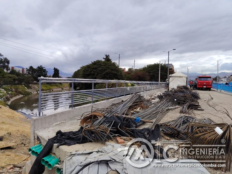 Observe el acero figurado almacenado junto al cerramiento metálico del canal con respaldo especializado en Bogotá, Colombia. Montajes, Ingeniería y Construcción. MIC SAS.