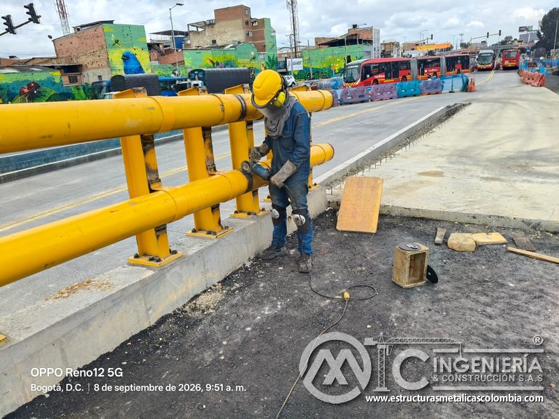 Aprecie el lijado que suaviza la junta horizontal de la defensa tubular mediante procedimientos seguros en Bogotá, Colombia. Montajes, Ingeniería y Construcción. MIC SAS.