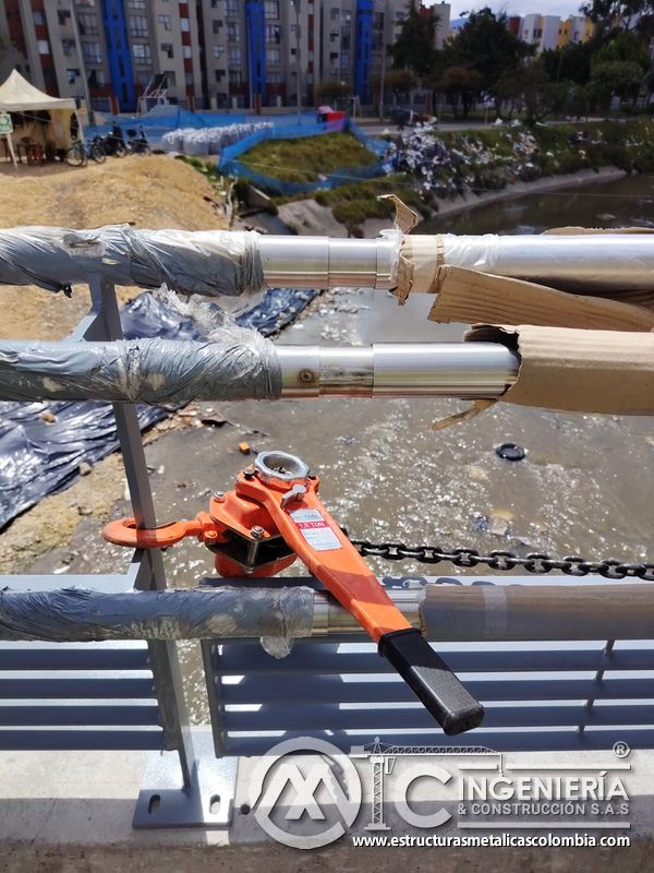 Observe los manguitos inoxidables que guían el ensamble de los pasamanos dentro del frente constructivo en Bogotá, Colombia. Montajes, Ingeniería y Construcción. MIC SAS.