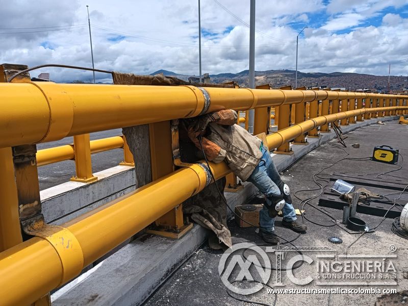 Observe la manta ignífuga que aísla el entorno durante la unión de piezas metálicas con control técnico en Bogotá, Colombia. Montajes, Ingeniería y Construcción. MIC SAS.