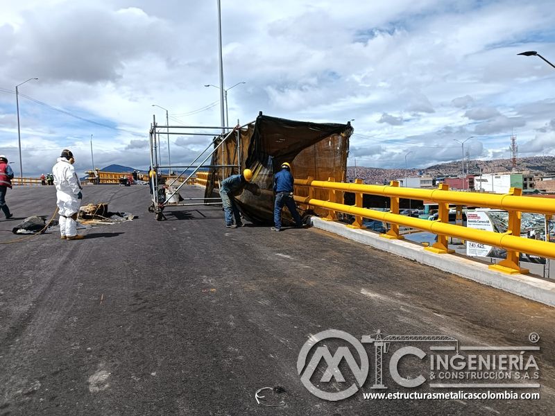 Conozca el montaje de una pantalla protectora para controlar partículas y rociado bajo revisión experta en Bogotá, Colombia. Montajes, Ingeniería y Construcción. MIC SAS.