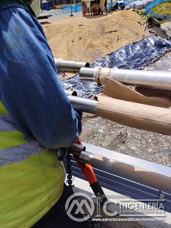 Aprecie la maniobra que acerca extremos protegidos mediante tracción por cadena con protección integral en Bogotá, Colombia. Montajes, Ingeniería y Construcción. MIC SAS.