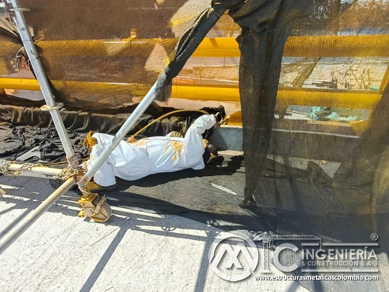 Observe la aplicación protegida en zonas inferiores de difícil acceso bajo revisión profesional en obra en Bogotá, Colombia. Montajes, Ingeniería y Construcción. MIC SAS.