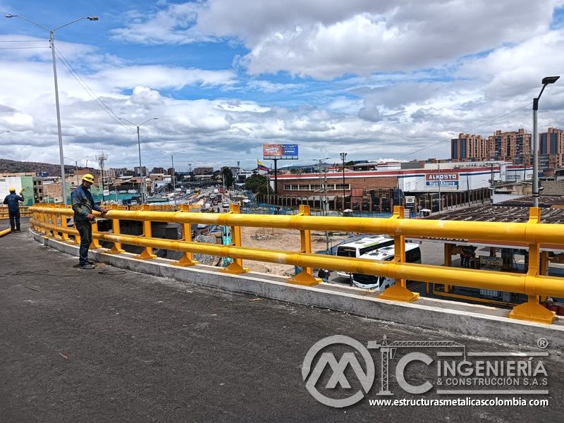 Inspeccione el recubrimiento y la continuidad del elemento horizontal de la baranda con control técnico en Bogotá, Colombia. Montajes, Ingeniería y Construcción. MIC SAS.