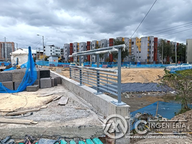 Contemple los pasamanos envueltos sobre el cerramiento gris instalado en concreto sobre el tablero vial en Bogotá, Colombia. Montajes, Ingeniería y Construcción. MIC SAS.