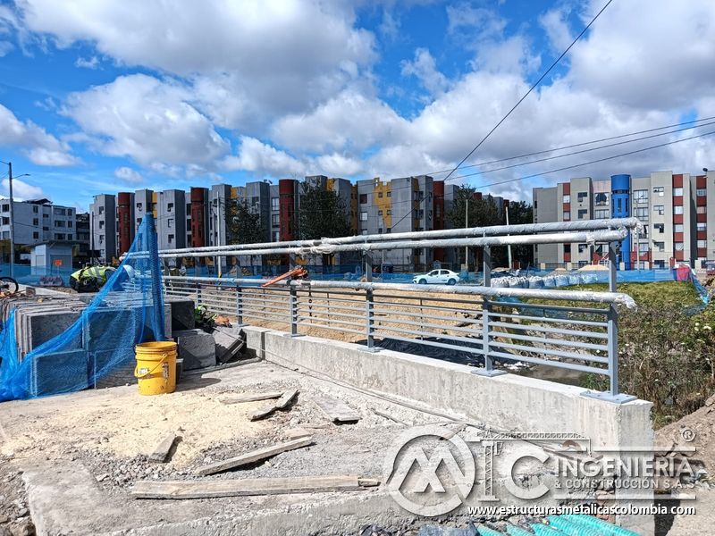Distinga los perfiles superiores envueltos para conservar el acabado durante la obra durante el montaje en Bogotá, Colombia. Montajes, Ingeniería y Construcción. MIC SAS.