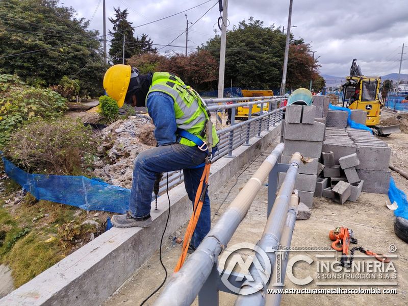 Aprecie la perforación vertical con arnés sobre el borde del canal con respaldo técnico durante la obra en Bogotá, Colombia. Montajes, Ingeniería y Construcción. MIC SAS.
