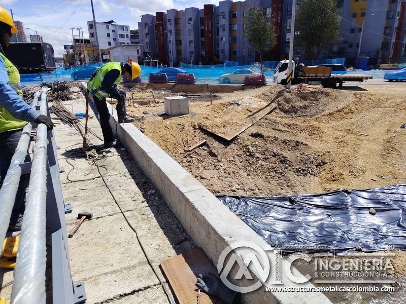 Aprecie al perforista que define anclajes sobre el murete de la obra civil durante la intervención vial en Bogotá, Colombia. Montajes, Ingeniería y Construcción. MIC SAS.