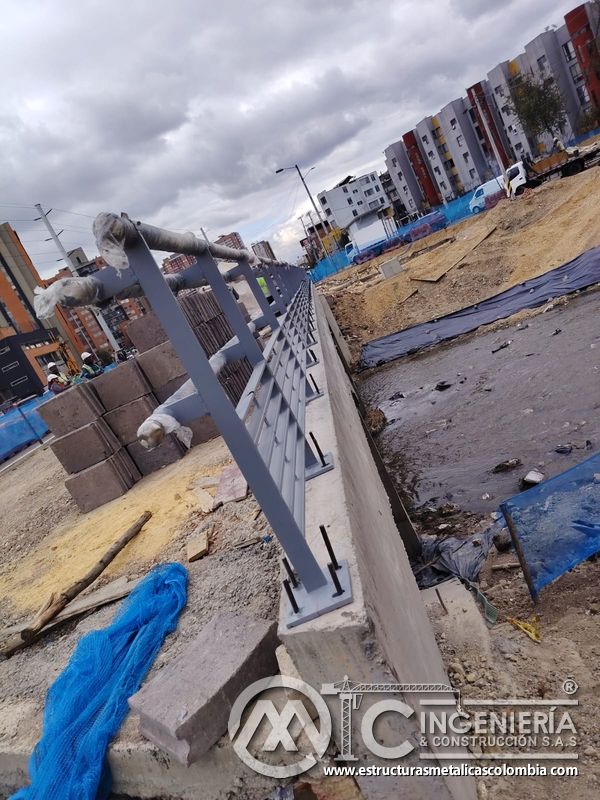 Observe los pernos roscados dispuestos para fijar las placas de la baranda para consolidar la seguridad en Bogotá, Colombia. Montajes, Ingeniería y Construcción. MIC SAS.
