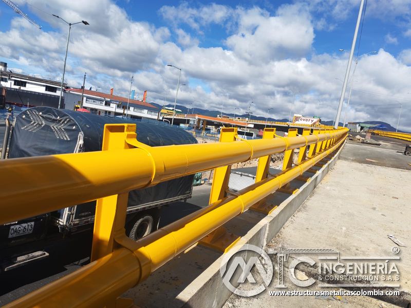 Aprecie la perspectiva longitudinal del resguardo metálico en la rampa vehicular sin perder continuidad en Bogotá, Colombia. Montajes, Ingeniería y Construcción. MIC SAS.