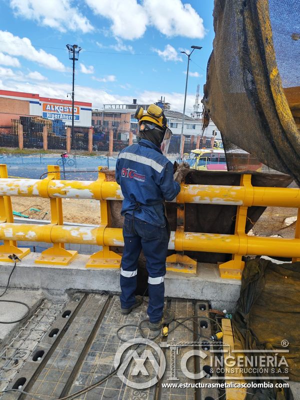 Observe la pistola pulverizadora que aplica recubrimiento sobre metal preparado con supervisión técnica en Bogotá, Colombia. Montajes, Ingeniería y Construcción. MIC SAS.