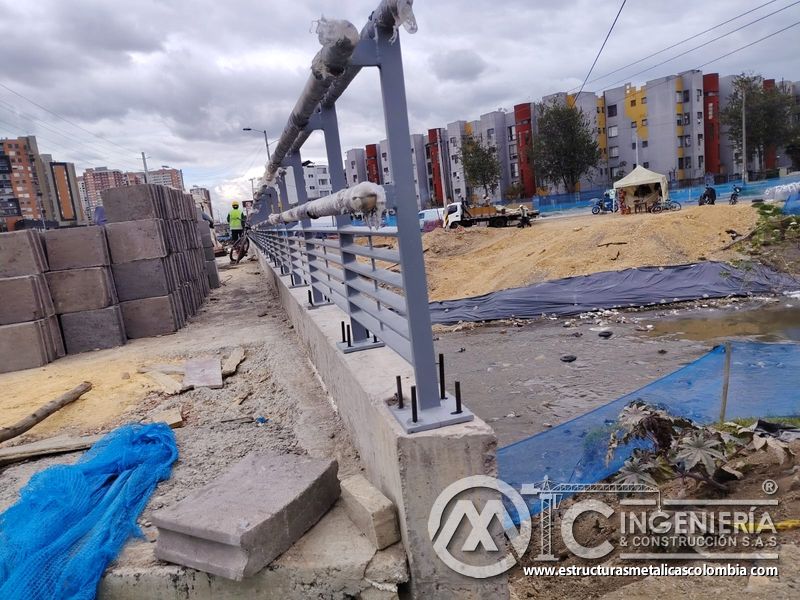 Contemple el poste terminal que marca el comienzo de la protección peatonal durante el montaje en campo en Bogotá, Colombia. Montajes, Ingeniería y Construcción. MIC SAS.