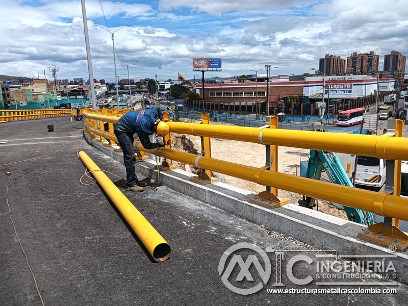 Detalle la preparación con esmeril de una junta antes de instalar el nuevo tubo para una entrega segura en Bogotá, Colombia. Montajes, Ingeniería y Construcción. MIC SAS.