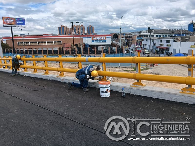 Observe la preparación superficial y el acabado en apoyos del sistema de seguridad con respaldo técnico en Bogotá, Colombia. Montajes, Ingeniería y Construcción. MIC SAS.