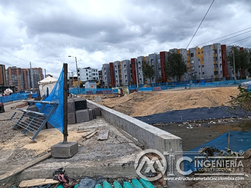 Observe la presentación del módulo gris antes de fijarlo en el paso sobre el canal con respaldo técnico en Bogotá, Colombia. Montajes, Ingeniería y Construcción. MIC SAS.