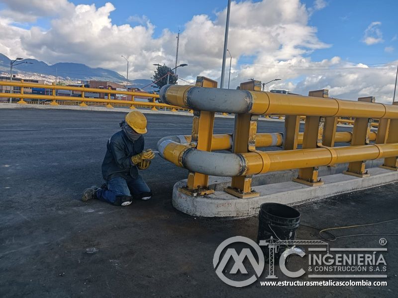 Identifique la protección anticorrosiva aplicada en terminales curvos de la barrera para el puente vial en Bogotá, Colombia. Montajes, Ingeniería y Construcción. MIC SAS.