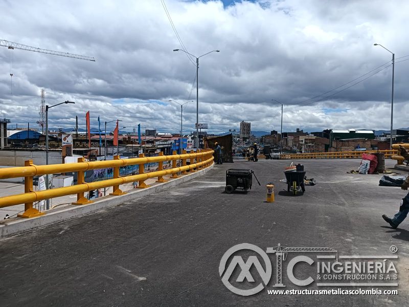 Contemple la puesta a punto de la calzada con equipos y resguardo lateral instalado para el puente vial en Bogotá, Colombia. Montajes, Ingeniería y Construcción. MIC SAS.