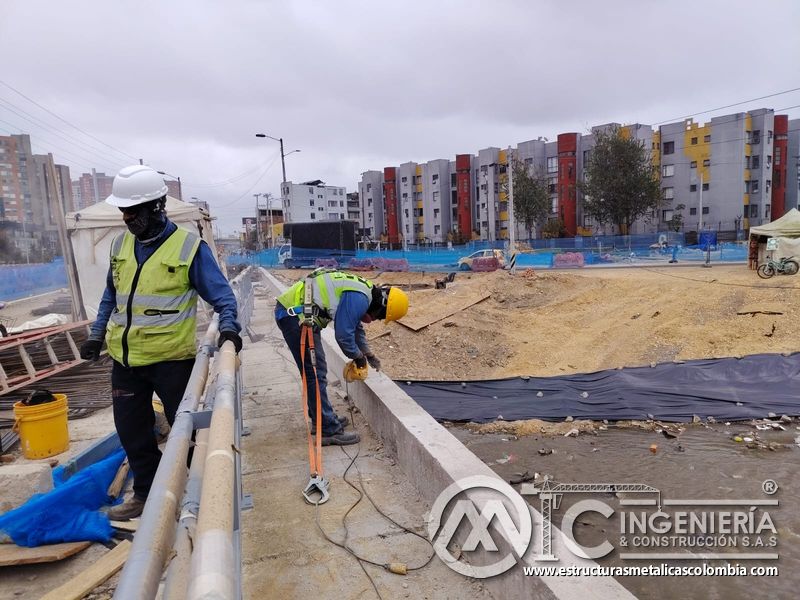 Observe el ranurado que define alojamientos para nuevos módulos peatonales bajo supervisión profesional en Bogotá, Colombia. Montajes, Ingeniería y Construcción. MIC SAS.