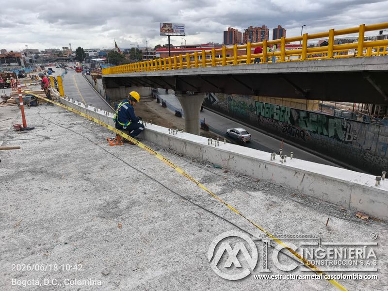 Distinga el replanteo trazado sobre el murete para ubicar nuevos soportes metálicos para el puente vial en Bogotá, Colombia. Montajes, Ingeniería y Construcción. MIC SAS.