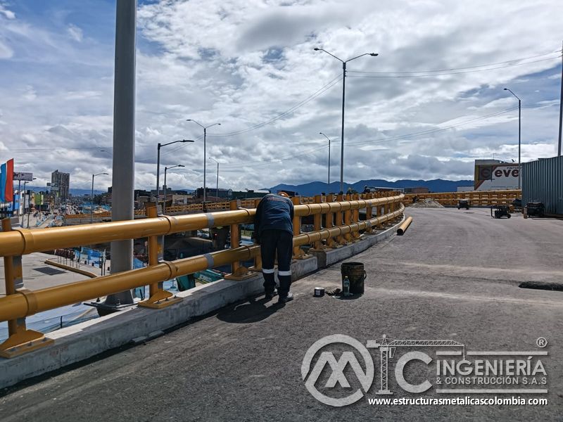 Aprecie la restauración con brocha de la capa protectora en apoyos metálicos con experiencia comprobada en Bogotá, Colombia. Montajes, Ingeniería y Construcción. MIC SAS.