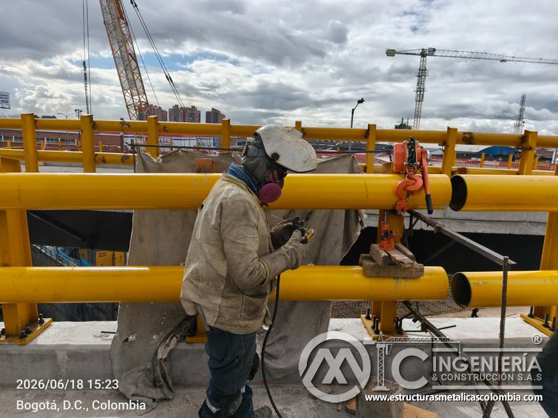 Detalle el retiro de escoria sobre la junta soldada del cerramiento amarillo con experiencia comprobada en Bogotá, Colombia. Montajes, Ingeniería y Construcción. MIC SAS.