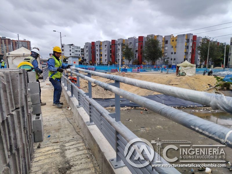 Observe el retiro manual del embalaje que descubre los pasamanos terminados con precisión en cada etapa en Bogotá, Colombia. Montajes, Ingeniería y Construcción. MIC SAS.